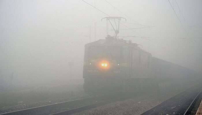 டெல்லியில் கடுமையான பனி மூட்டம்: 11 ரயில்கள் தாமதம்!! டெல்லியில் கடுமையான பனி மூட்டம்: 11 ரயில்கள் தாமதம்!!