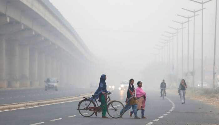 வடமாநிலங்களை வாட்டும் குளிர்: மூடுபனியால் 12 ரயில் தாமதம்.... வடமாநிலங்களை வாட்டும் குளிர்: மூடுபனியால் 12 ரயில் தாமதம்....