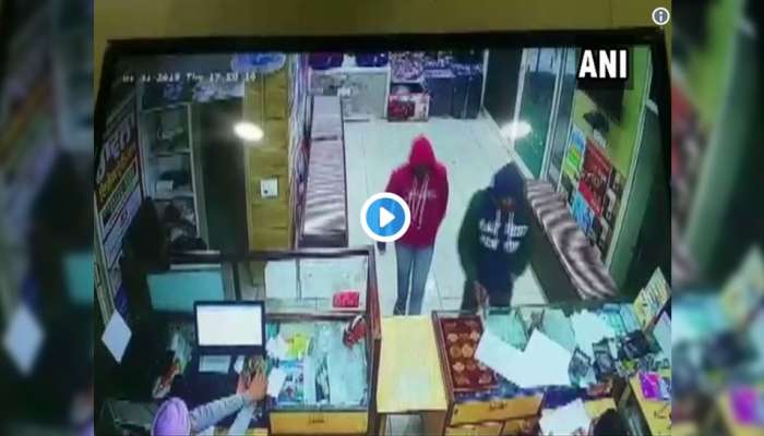 யார்கிட்ட உன் வேலைய காட்டுற.... திருடனை புரட்டி எடுத்த பெண்: WATCH யார்கிட்ட உன் வேலைய காட்டுற.... திருடனை புரட்டி எடுத்த பெண்: WATCH