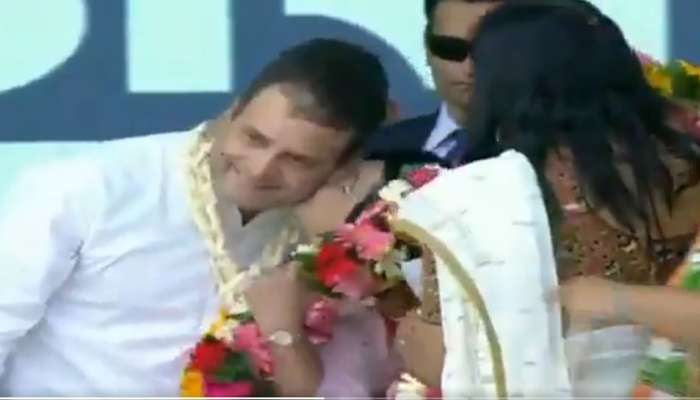 பொதுக்கூட்டத்தில் ராகுலுக்கு முத்தமிட்ட பெண்! வைரல் வீடியோ!! பொதுக்கூட்டத்தில் ராகுலுக்கு முத்தமிட்ட பெண்! வைரல் வீடியோ!!