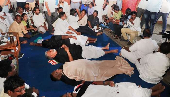 மக்களின் வரிப்பணத்தை விரயம் செய்வதாக கிரண்பேடி மீது புதுவை CM குற்றச்சாட்டு! மக்களின் வரிப்பணத்தை விரயம் செய்வதாக கிரண்பேடி மீது புதுவை CM குற்றச்சாட்டு!