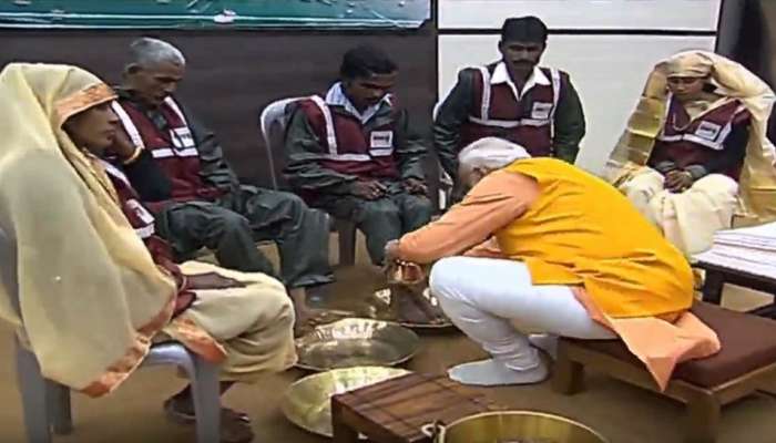WATCH: கும்பமேளாவில் துப்புரவு பணியாளர்களின் காலை சுத்தம் செய்த மோடி!! WATCH: கும்பமேளாவில் துப்புரவு பணியாளர்களின் காலை சுத்தம் செய்த மோடி!!