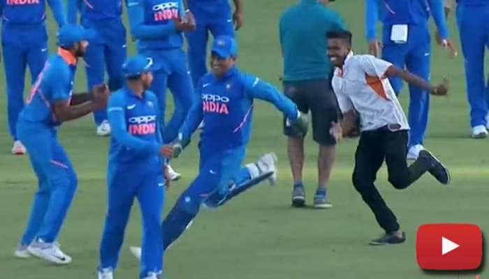 INDvsAUS: தனது ரசிகருடன் மைதானத்திற்குள் ஓடி விளையாண்ட தோனி....