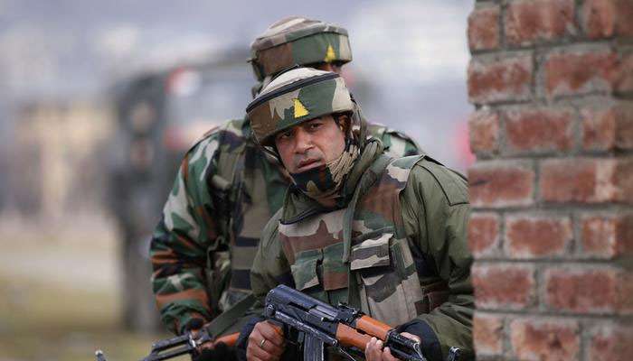 J&K: புல்வாமாவில் பாதுகாப்புபடையினரால் 3 தீவிரவாதி சுட்டுக்கொலை!! J&K: புல்வாமாவில் பாதுகாப்புபடையினரால் 3 தீவிரவாதி சுட்டுக்கொலை!!