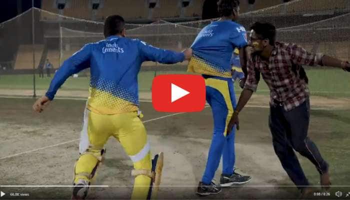 WATCH: மீண்டும் மைதானத்தில் ரசிகரை ஓடவிட்டு விளையாடும் தோனி! WATCH: மீண்டும் மைதானத்தில் ரசிகரை ஓடவிட்டு விளையாடும் தோனி!