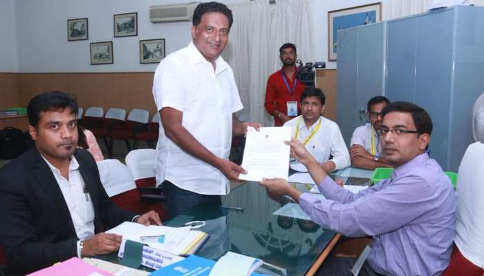 மக்களவை தொகுதியில் சுயேட்சையாக போட்டியிட பிரகாஷ்ராஜ் வேட்புமனு தாக்கல்!! மக்களவை தொகுதியில் சுயேட்சையாக போட்டியிட பிரகாஷ்ராஜ் வேட்புமனு தாக்கல்!!