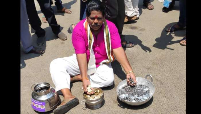 சில்லரை காசுகளுடன் வேட்புமனுத் தாக்கல் செய்ய வந்த சுயேட்சை வேட்பாளர் சில்லரை காசுகளுடன் வேட்புமனுத் தாக்கல் செய்ய வந்த சுயேட்சை வேட்பாளர்