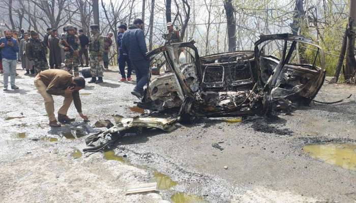 பனிஹல் பகுதியில் CRPF முகாம் அருகே காரில் குண்டு வெடிப்பு...... பனிஹல் பகுதியில் CRPF முகாம் அருகே காரில் குண்டு வெடிப்பு......