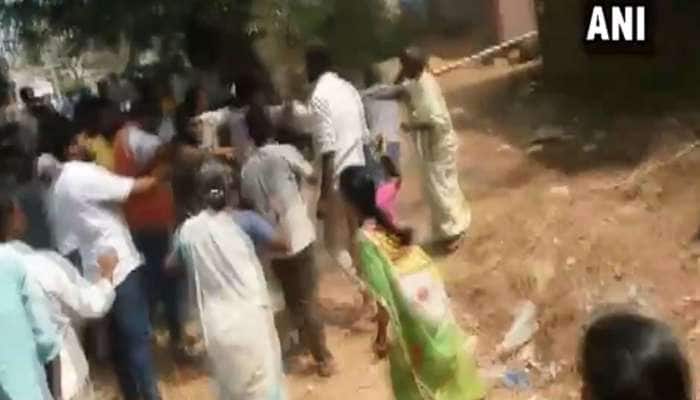 ஆந்திராவில் டி.டி.பி - ஒய்.எஸ்.ஆர் கட்சித் தொண்டர்கள் கடும் மோதல்: 2பேர் பலி ஆந்திராவில் டி.டி.பி - ஒய்.எஸ்.ஆர் கட்சித் தொண்டர்கள் கடும் மோதல்: 2பேர் பலி