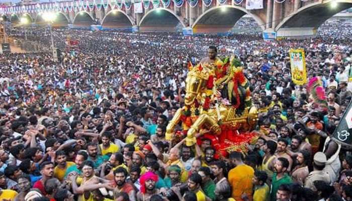 பச்சை பட்டு உடுத்தி வைகை ஆற்றில் இறங்கினார் கள்ளழகர் பச்சை பட்டு உடுத்தி வைகை ஆற்றில் இறங்கினார் கள்ளழகர்