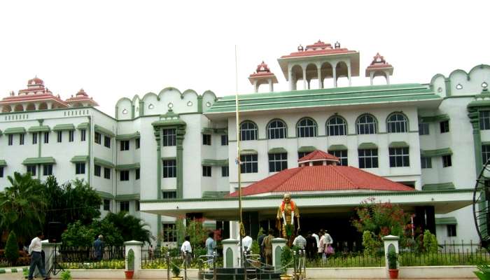 அரசியல்வாதி வாகனங்களில் கட்சி கொடி கட்டுவதற்கு சட்டத்தில் இடமில்லை!! அரசியல்வாதி வாகனங்களில் கட்சி கொடி கட்டுவதற்கு சட்டத்தில் இடமில்லை!!