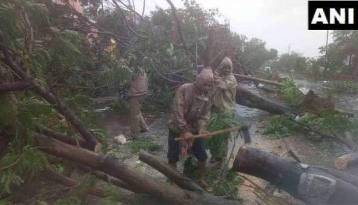 ஃபானி புயல்: ஒடிசாவில் கடும் சேதம்; மூன்று பேர் பலி; ஒருவர் படுகாயம் ஃபானி புயல்: ஒடிசாவில் கடும் சேதம்; மூன்று பேர் பலி; ஒருவர் படுகாயம்
