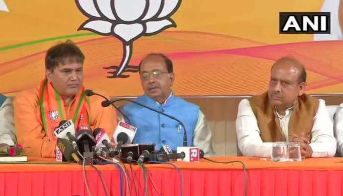 AAP கட்சி MLA தேவிந்தர் குமார் ஷெராவத் BJP-யில் இணைவு!! AAP கட்சி MLA தேவிந்தர் குமார் ஷெராவத் BJP-யில் இணைவு!!