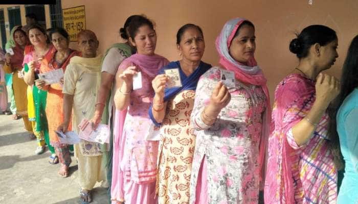 மக்களவைத் தேர்தல் 2019: 6ம் கட்ட வாக்குப்பதிவு தொடர்ந்து நடைபெற்று வருகிறது