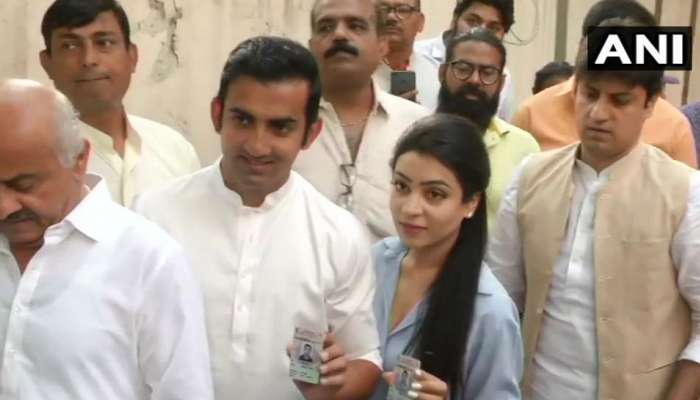 6ம் கட்டத் தேர்தல்: வாக்கை பதிவு செய்த பாஜக வேட்பாளர் கவுதம் கம்பீர் 6ம் கட்டத் தேர்தல்: வாக்கை பதிவு செய்த பாஜக வேட்பாளர் கவுதம் கம்பீர்