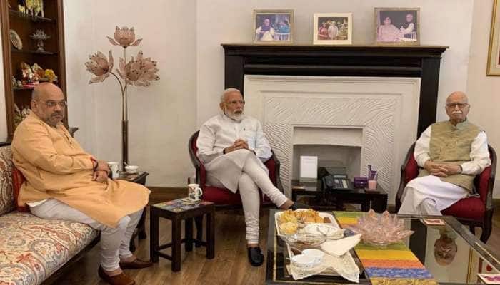 மாபெரும் வெற்றி!! அத்வானியை சந்தித்து ஆசி பெற்ற மோடி மற்றும் அமித் ஷா மாபெரும் வெற்றி!! அத்வானியை சந்தித்து ஆசி பெற்ற மோடி மற்றும் அமித் ஷா