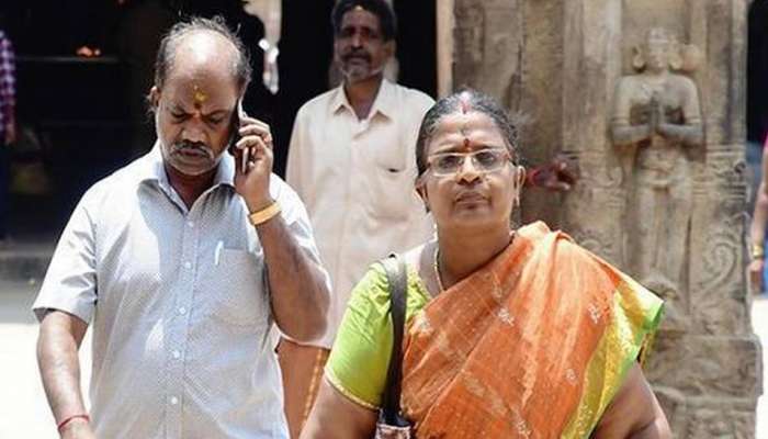 வடபழனி முருகன் கோவிலில் செல்போன் பயன்படுத்த தடை! வடபழனி முருகன் கோவிலில் செல்போன் பயன்படுத்த தடை!