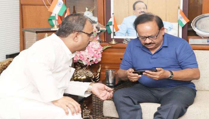 126 குழந்தைகள் பலி: மத்திய, மாநில அமைச்சர்கள் மீது வழக்கு பதிவு செய்த சமூக சேவகர் 126 குழந்தைகள் பலி: மத்திய, மாநில அமைச்சர்கள் மீது வழக்கு பதிவு செய்த சமூக சேவகர்