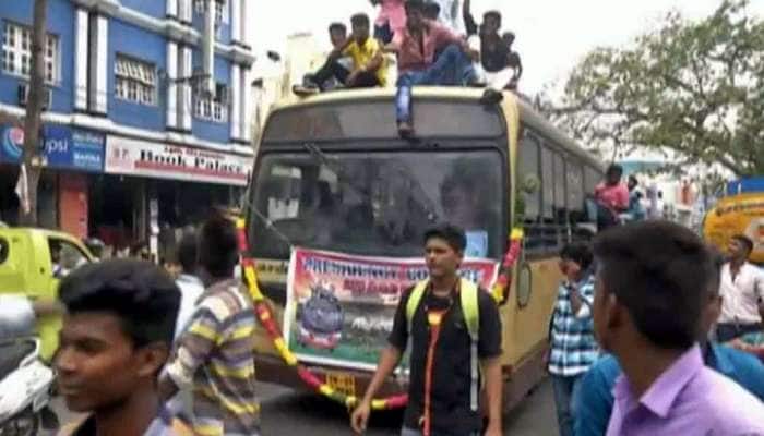 Video: Bus-ன் கூறை மீது ஏறி Bus Day கொண்டாடிய மாணவர்கள்... title=