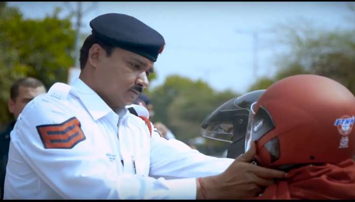 சாலை விதிமுறைகளை ராப் பாடலாய் பாடும் போக்குவரத்து காவலர்!!