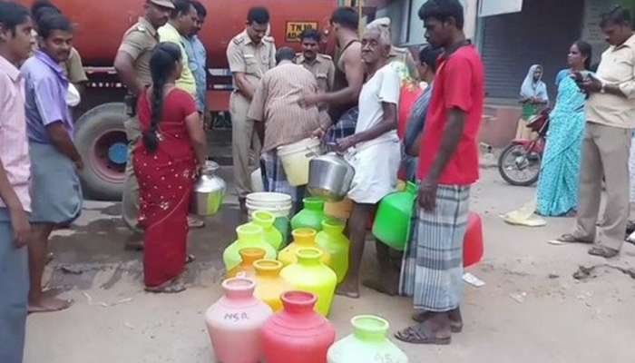 தண்ணீர் இன்றி தவிக்கும் மக்கள்; களத்தில் குதித்த காவலர்கள்! தண்ணீர் இன்றி தவிக்கும் மக்கள்; களத்தில் குதித்த காவலர்கள்!