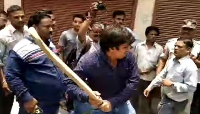 Watch: நகராட்சி அதிகாரிகளை கிரிக்கெட் மட்டையால் பந்தாடிய பாஜக MLA title=
