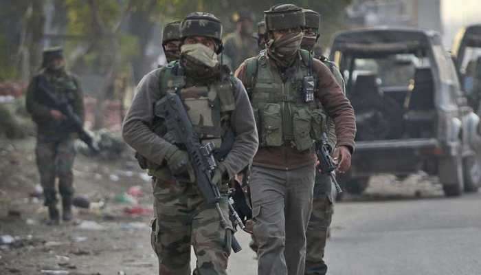 J&K: ஒரு பயங்கரவாதி பாதுகாப்பு படையினரால் சுட்டுக்கொலை!! J&K: ஒரு பயங்கரவாதி பாதுகாப்பு படையினரால் சுட்டுக்கொலை!!