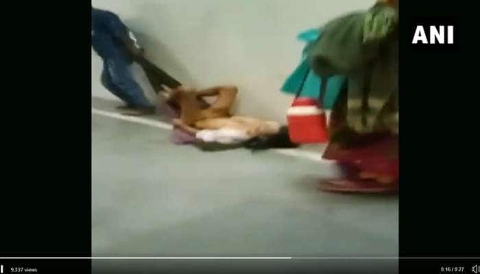 ஸ்ட்ரெச்சர் இல்லாமல் நோயாளியை பெட்ஷீட்டில் இழுத்து சென்ற அவலம்: Watch ஸ்ட்ரெச்சர் இல்லாமல் நோயாளியை பெட்ஷீட்டில் இழுத்து சென்ற அவலம்: Watch