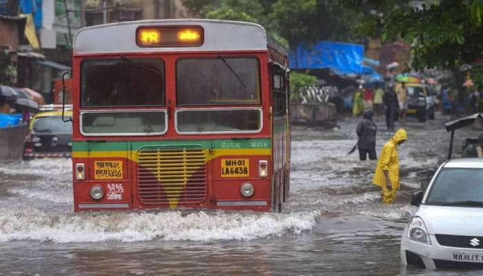 வீட்டை விட்டு ஓடிவந்த ஜோடி மழையால் மீண்டும் வீட்டிற்க்கு சென்ற கொடுமை! title=