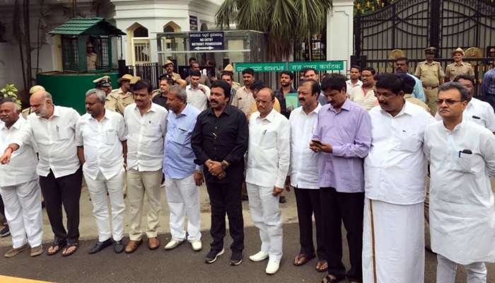 கர்நாடகா விவகாரத்தில் பாஜக அரசு குதிரை பேர அரசியல் -காங்கிரஸ் கர்நாடகா விவகாரத்தில் பாஜக அரசு குதிரை பேர அரசியல் -காங்கிரஸ்