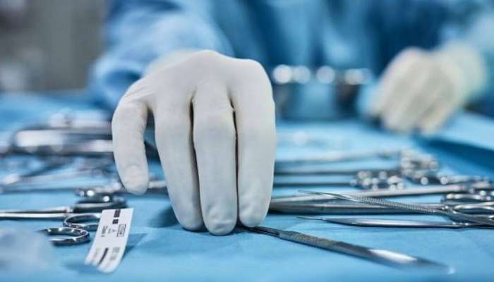 இளைஞரின் வயிற்றிலிருந்த கர்ப்பப்பையை நீக்கிய மருத்துவர்கள்..! இளைஞரின் வயிற்றிலிருந்த கர்ப்பப்பையை நீக்கிய மருத்துவர்கள்..!