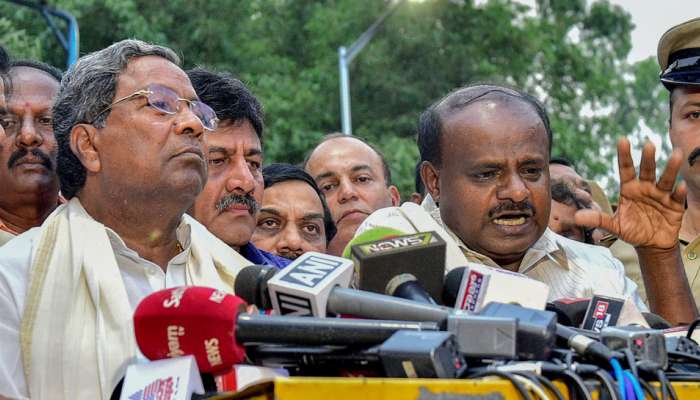 கர்நாடக சட்டப்பேரவை வளாகத்தில் பாஜக MLA-களுடன் எடியூரப்பா ஆலோசனை கர்நாடக சட்டப்பேரவை வளாகத்தில் பாஜக MLA-களுடன் எடியூரப்பா ஆலோசனை