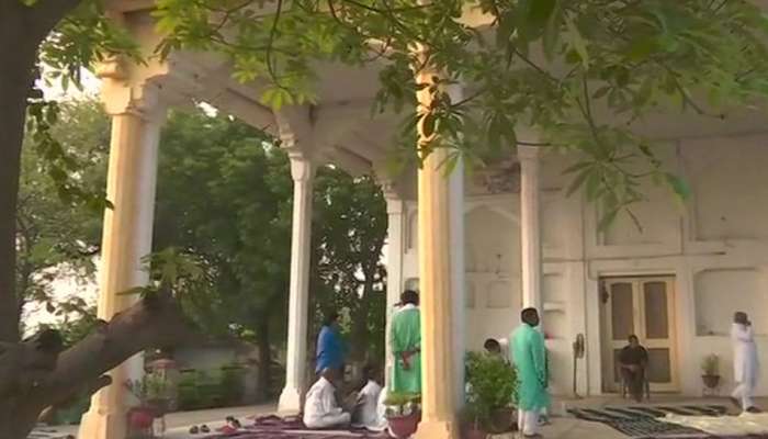 சோன்பத்ரா படுகொலை: விடிய விடிய தர்ணாவில் ஈடுபட்ட பிரியங்கா காந்தி! சோன்பத்ரா படுகொலை: விடிய விடிய தர்ணாவில் ஈடுபட்ட பிரியங்கா காந்தி!