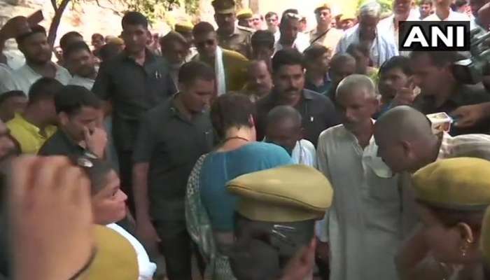 சோன்பத்ரா படுகொலை: பாதிக்கப்பட்டவர்களின் குடும்பத்தை சந்தித்த பிரியங்கா!! சோன்பத்ரா படுகொலை: பாதிக்கப்பட்டவர்களின் குடும்பத்தை சந்தித்த பிரியங்கா!!