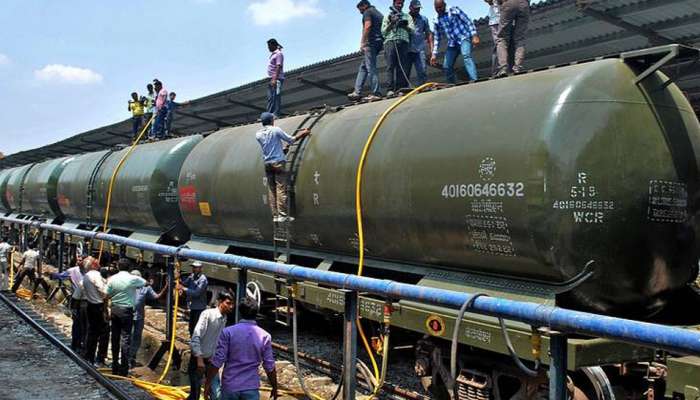 ஜோலார்பேட்டையில் இருந்து சென்னைக்கு குடிநீருடன் 2வது ரயில் புறப்பட்டது! ஜோலார்பேட்டையில் இருந்து சென்னைக்கு குடிநீருடன் 2வது ரயில் புறப்பட்டது!