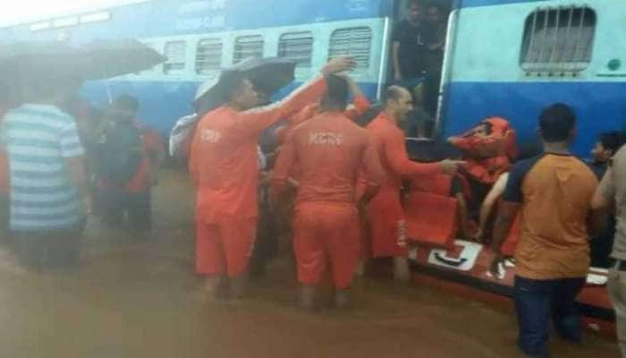 Mahalaxmi Express-ல் பயணித்த அனைத்து பயணிகளும் பத்திரமாக மீட்பு... Mahalaxmi Express-ல் பயணித்த அனைத்து பயணிகளும் பத்திரமாக மீட்பு...