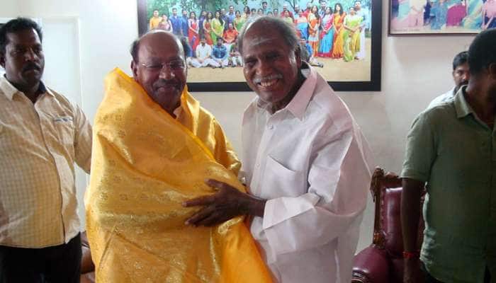 ராமதாஸ், புதுவை முன்னாள் முதல்வர் ரங்கசாமி திடீர் சந்திப்பு! ராமதாஸ், புதுவை முன்னாள் முதல்வர் ரங்கசாமி திடீர் சந்திப்பு!