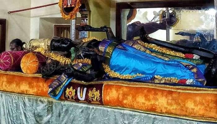காஞ்சிபுரத்தில் இளம் நீலநிற பட்டாடையில் காட்சி தருகிறார் அத்திவரதர்! காஞ்சிபுரத்தில் இளம் நீலநிற பட்டாடையில் காட்சி தருகிறார் அத்திவரதர்!