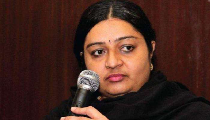அரசியலில் இருந்து விலகுகிறேன் - என்னை துன்புறுத்த வேண்டாம்: ஜெ.தீபா அரசியலில் இருந்து விலகுகிறேன் - என்னை துன்புறுத்த வேண்டாம்: ஜெ.தீபா