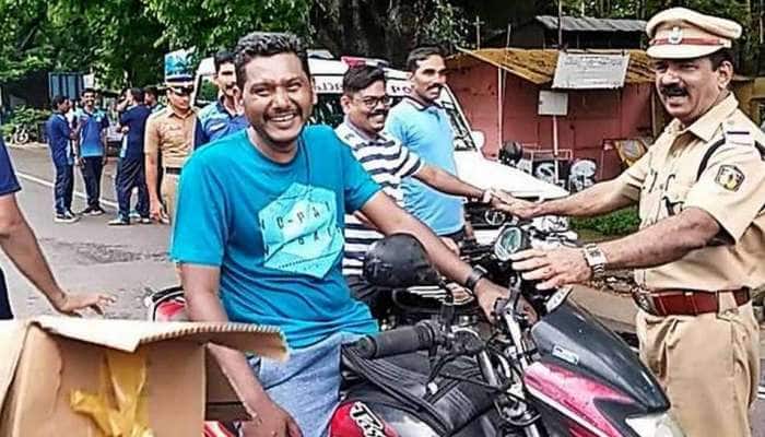 தலைக்கவசம் அணியாமல் வாகனம் ஓட்டுபவர்களுக்கு லட்டு வழங்கும் போலீஸ்! தலைக்கவசம் அணியாமல் வாகனம் ஓட்டுபவர்களுக்கு லட்டு வழங்கும் போலீஸ்!