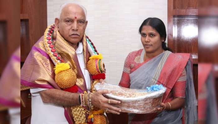 முதல்வருக்கு அன்பளிப்பு அளித்த மேயருக்கு ₹500 அபராதம்... முதல்வருக்கு அன்பளிப்பு அளித்த மேயருக்கு ₹500 அபராதம்...