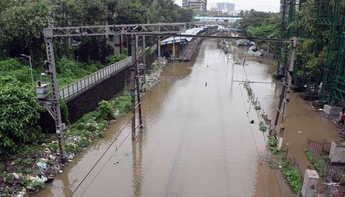 கனமழையால் பள்ளி, கல்லூரிகளுக்கு விடுமுறை; தவிக்கும் மும்பை வாசிகள்..!  