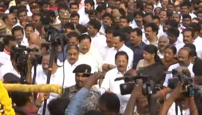 கருணாநிதியின் முதலாமாண்டு நினைவு தினம்; ஸ்டாலின் தலைமையில் அமைதிப்பேரணி! கருணாநிதியின் முதலாமாண்டு நினைவு தினம்; ஸ்டாலின் தலைமையில் அமைதிப்பேரணி!
