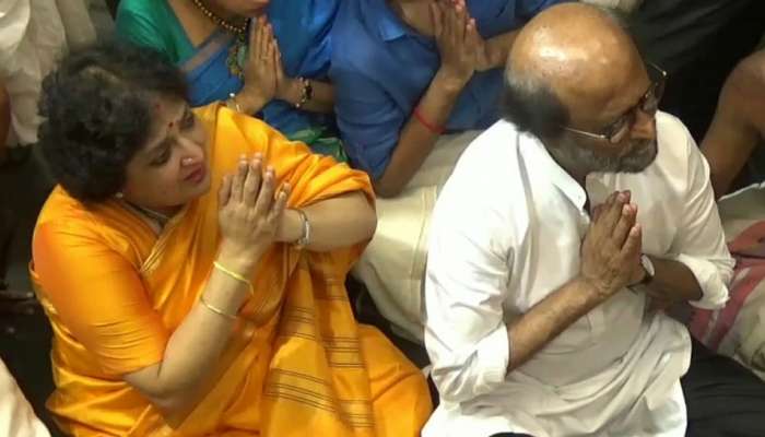நள்ளிரவில் வரதராஜர் கோயில் உள்ள அத்திவரதரை தரிசனம் செய்த சூப்பர் ஸ்டார் நள்ளிரவில் வரதராஜர் கோயில் உள்ள அத்திவரதரை தரிசனம் செய்த சூப்பர் ஸ்டார்