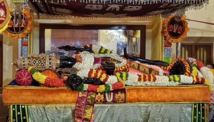 நள்ளிரவு 12.10 மணிக்கு சயன கோலத்தில் வைக்கப்பட்டார் அத்திவரதர்! நள்ளிரவு 12.10 மணிக்கு சயன கோலத்தில் வைக்கப்பட்டார் அத்திவரதர்!