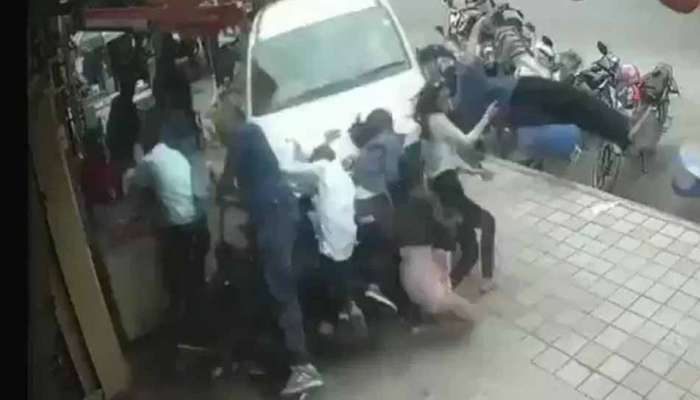சாலையை விட்டு நடைபாதையில் தாறுமாறாக ஓடிய கார்; 7 பேர் படுகாயம்! சாலையை விட்டு நடைபாதையில் தாறுமாறாக ஓடிய கார்; 7 பேர் படுகாயம்!