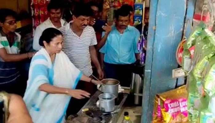 Watch: டீக்கடையில் டீ ஆற்றிய மேற்குவங்க முதல்வர் மம்தா பானர்ஜி... Watch: டீக்கடையில் டீ ஆற்றிய மேற்குவங்க முதல்வர் மம்தா பானர்ஜி...
