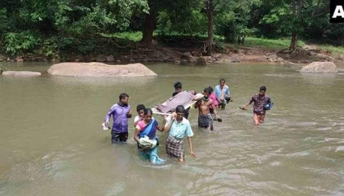 கர்ப்பிணி பெண்ணை 12 km கட்டிலில் சுமந்து சென்ற கிராம மக்கள்! title=