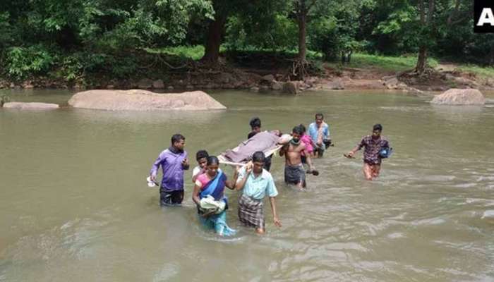 கர்ப்பிணி பெண்ணை 12 km கட்டிலில் சுமந்து சென்ற கிராம மக்கள்! கர்ப்பிணி பெண்ணை 12 km கட்டிலில் சுமந்து சென்ற கிராம மக்கள்!