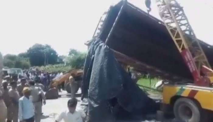 உபி.-யில் 2 டெம்போ மீது கவிழ்ந்த லாரி விபத்தில் 17 பேர் பலி; சிலர் கவலைக்கிடம் உபி.-யில் 2 டெம்போ மீது கவிழ்ந்த லாரி விபத்தில் 17 பேர் பலி; சிலர் கவலைக்கிடம்